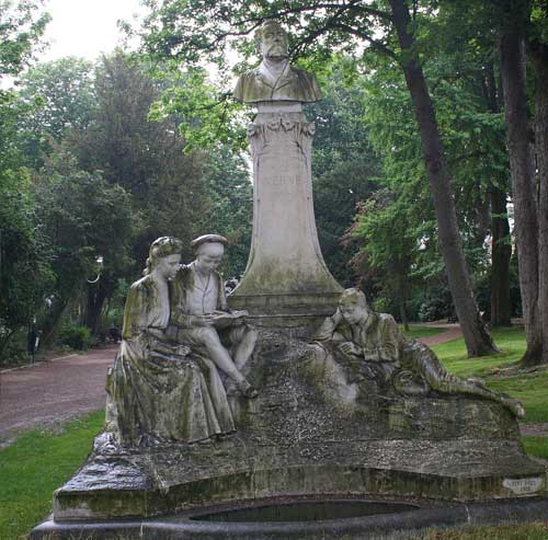 Памятник Жюлю Верну.